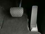 【オルガン式アクセルペダル】かかとを支点として足首とペダルの動きが一致するため、スムーズで正確な操作が可能です。ペダル反力を足の重さで支える事ができるため長時間の運転でも足が疲れにくくなります。