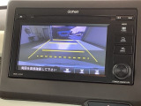 リバースギアに入れるだけで後方の表示へ切り替わります。夜間や雨の日の駐車も楽になりますよ。