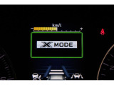 XーMODEは路面に応じて4輪の駆動力やブレーキなどを最適にコントロール。悪路からのスムーズな脱出をサポートします。