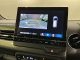 リバースギアに入れるだけで後方の表示へ切り替わります。夜間や雨の日の駐車も楽になりますよ。