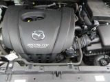 「SKYACTIV-G(ガソリン)」は、規格外の高圧縮を実現し、世界のエンジン技術者に驚きを与えました。さらに、それを維持したままノッキングの発生を抑え、熱効率を向上、走りにも寄与したエンジンです。