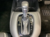 CVT車のセレクトレバーです。低速から高速まで、変速ショックのないスムーズな走りと、エンジン効率のよい領域を維持して燃費にも貢献します。サイドブレーキはスイッチ操作の電子制御パーキングブレーキです。