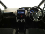 運転席・助手席を入れたインストルメントパネル全体画像です。