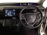 【ハンドル】運転にかかわる様々な操作を安全に行えるように視点移動が少なく操作性に配慮されたスイッチ類が凝縮されたコックピットです。