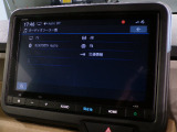 CD、DVD、Bluetooth、AM、FM、AUX、スマートフォン接続ができます。