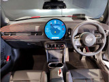 MINIの内装はとにかく『円』に拘ったデザインコンセプトが一目で伝わってきます。これほど円形に拘った車は他に御座いません。伝統のデザイン、トグルスイッチなど遊び心のある内装で御座います。