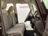 女性でも運転がしやすいように、シートの高さ調整機能(シートリフター)がついています。運転席と助手席の間が空いている為、助手席側への移動がスムーズです。交通量の多い道でも助手席側から乗り降りができます。