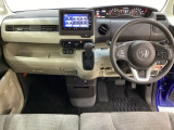 車内は光触媒抗菌消臭施工済です。インパネ周りはスタイリッシュなデザインで機能や装備も充実しています。グローブボックスやカップホルダーのほかにトレーなどたくさんの収納スペースが付いています。