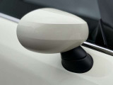 MINIの電動格納サイドミラーは、スイッチ操作でスムーズに開閉でき、狭い駐車場でも安心して扱えます。車体との一体感あるデザインで、利便性とスタイリングを両立した装備です。