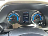 視認性の高いメーターで運転情報を的確に把握できます