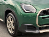 アダプティブLEDヘッドランプは、「MINIクーパー」全車に共通する標準装備のアイテム。デイタイムランニングランプは「Classic」、「Favoured」、「John Cooper Works」の3種類から、点灯形状を選択できる。