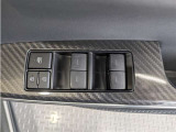 パワーウィンドウのスイッチですよ。 運転席に居ながら窓を開け閉めのコントロールできますよ。 ロック機能で、子供がイタズラして窓を開けるという事も無くなりますよ。