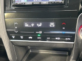 【オートエアコン】一度お好みの温度に設定すれば、車内の温度を検知し風量や温度を自動で調整。暑い&hellip;寒い&hellip;と何度もスイッチ操作をする必要はありません。快適な車内空間には必須の機能ですね♪