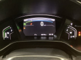 真ん中にスピードメーターを配した、見やすいメーターになっています。中央のインフォメーション画面でオドメーターや燃費などの情報を確認できます。