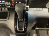CVT車のセレクトレバーです。低速から高速まで、変速ショックのないスムーズな走りを実現するとともに、エンジン効率のよい領域を維持することで燃費にも貢献します。
