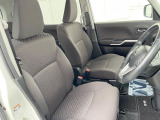 運転席まわりには十分なスペースがあり、大柄な方でもゆったり運転していただける環境です。