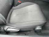 運転席にはドライバーの体型や好みに応じて前後方向だけでなく、高さの調整ができるシートリフターを装備!