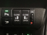 【両側パワースライドドア】両側がパワースライドドアになっており、運転席のスイッチやスマートキーでも開閉が可能です!開口部も広いので乗り降りも楽々♪