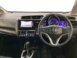 車内は光触媒抗菌消臭施工済です。スタイリッシュなデザインでスポーティなインパネ周りを演出します。グローブボックスやカップホルダーのほかにトレーなどたくさんの収納スペースが付いています。