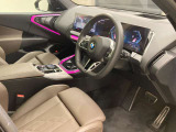 【コックピットシート】BMW車の主役席。車体中央にくる様に配置し車両重心とが一致する事でドライバーと車との一体感あるドライビングを実現。人間工学に基づき形成した形状が長時間のドライブ疲労も軽減します!