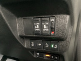 【両側パワースライドドア】です。リモコンや運転席のスイッチ操作で楽々自動開閉。