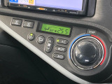 【オートエアコン】一度お好みの温度に設定すれば、車内の温度を検知し風量や温度を自動で調整。暑い&hellip;寒い&hellip;と何度もスイッチ操作をする必要はありません。快適な車内空間には必須の機能ですね♪