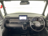 水平基調でスッキリとしたフロントビュー。広く見渡せて運転に安心をもたらします