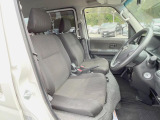 運転席シート廻りは使用感も少なく、良好な状態となっています。前オーナー様が丁寧に使っていたことがよくわかりますね。