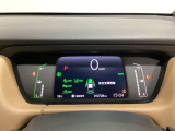 デジタル表示のスピードメーターとタコメーター、燃費やオドメーターなどの表示の他に、ホンダセンシング機能などの表示もできる多機能なマルチインフォメーション・ディスプレイです。