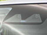 【スマートアシスト】走行中に前方の車両等を認識し、衝突しそうな時は警報とブレーキで衝突回避と被害軽減をアシスト。より安全にドライブをお楽しみいただけます。
