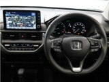 運転にかかわる様々な操作を安全に行えるように視点移動が少なく、操作性に配慮されたスイッチ類が凝縮されたコクピットです。