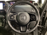 ハンドルにHondaセンシング系のクルーズコントロールやレーンキープアシストなどのスイッチと、オーディオの操作スイッチが装備されています。ハンドルから手を離さず安全に操作できます。