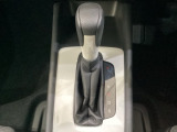CVT車のセレクトレバーです。低速から高速まで、変速ショックのないスムーズな走りを実現するとともに、エンジン効率のよい領域を維持することで燃費にも貢献します。