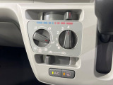 寒い冬も暑い夏も全席に快適な空調を届けてくれる、ダイヤル式エアコンを装備♪