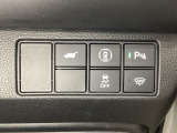 Hondaセンシング用の、VSA(ABS+TCS+横滑り抑制)解除と路外逸脱抑制機能のオンオフスイッチなどはハンドルの右側に装備しています。