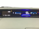 デジタル表示のスピードメーターとタコメーターを大きく配した見やすいメーター部になっています。左側のインフォメーション画面でオドメーターや燃費などの情報を確認できます。