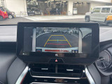 【バックカメラ】後退時に車両後方の映像をモニターに映す機能。目視できない死角を確認でき、衝突事故を防ぎます。駐車が苦手な方だけでなく全てのドライバーに必須の安全装備です。