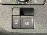 指先だけで簡単に操作が可能な電動パーキングブレーキを採用。「HOLD」スイッチを押すと、渋滞や信号待ちなどでブレーキペダルから足を離しても、ブレーキを保持するので安心です