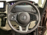 ハンドルにHondaセンシング系のクルーズコントロールやレーンキープアシストなどのスイッチと、オーディオの操作スイッチが装備されています。ハンドルから手を離さず安全に操作できます。