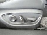 運転席パワーシート搭載。微妙な調整が手軽にでき、ピッタリのポジションで運転することが可能です。