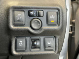 安全装備に関するボタンは運転席周りにまとめて設置されています