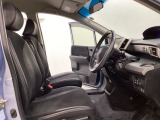 座面も厚みがあり背もたれも高く、広い足元にゆったり座れるシートです。運転席と助手席の間が空いている為、助手席側への移動がスムーズです。交通量の多い道でも助手席側から乗り降りができます。
