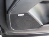 BOSEサウンドシステムを搭載しておりますので運転中も心地の良いサウンドをお楽しみいただけます♪車内のの反響音を搭乗員の耳元に集め、まるでライブ会場にいるような「センターポイント」機能が秀逸です♪