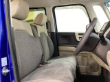 座面も厚みがあり背もたれも高く、広い足元にゆったり座れるシートです。運転席と助手席の間が空いている為、助手席側への移動がスムーズです。交通量の多い道でも助手席側から乗り降りができます。