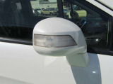 電動格納ミラーです。運転席のボタン一つで開閉から角度調整まで操作できるので、とても便利♪