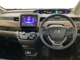 車内は光触媒抗菌消臭施工済です。インパネ周りはスタイリッシュなデザインで機能や装備も充実しています。グローブボックスやカップホルダーのほかにトレーなどたくさんの収納スペースが付いています。