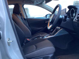 正しい姿勢で運転できるように体幹の腰部をしっかりささえるようデザインされているシートです。素材、シート形状を研究することでフィット感を高めつつ、優れた快適性を実現しています。