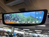 【デジタルルームミラー】後席の大きな荷物や同乗者で後方が確認しづらい時でも安心!カメラが撮影した車両後方の映像をルームミラー内に表示。クリアな視界で状況の確認が可能です!