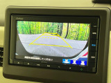 【バックカメラ】駐車時に後方がリアルタイム映像で確認できます。大型商業施設や立体駐車場での駐車時や、夜間のバック時に大活躍!運転スキルに関わらず、今や必須となった装備のひとつです!