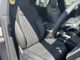 ●レザーシート『高級感や耐久性がありこちらのモデルにも採用されています。レザーは見た目が美しく内装を豪華に演出します。柔らかく肌触りが良く長時間の運転でも快適です。